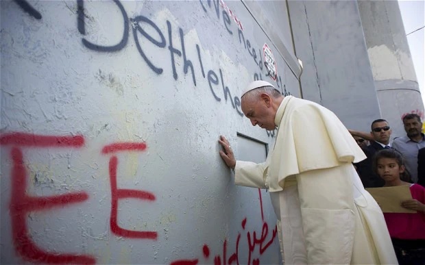 Le pape « priant » devant le mur