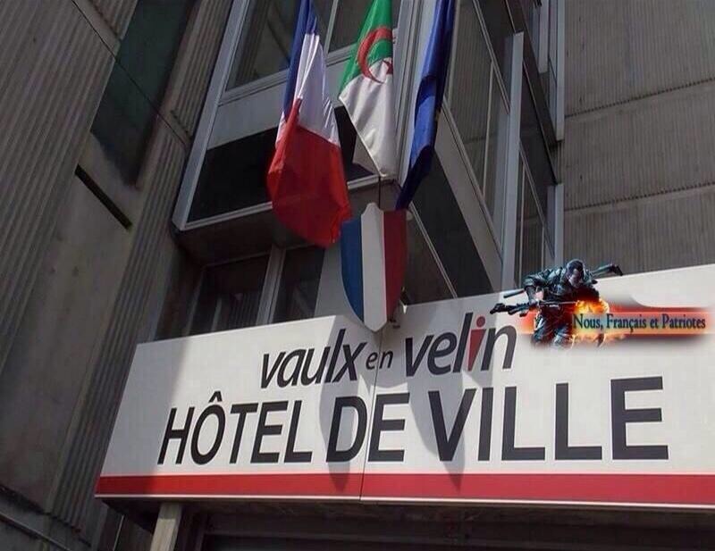 La mairie de Vaulx-en-Velin arbore le drapeau algréien